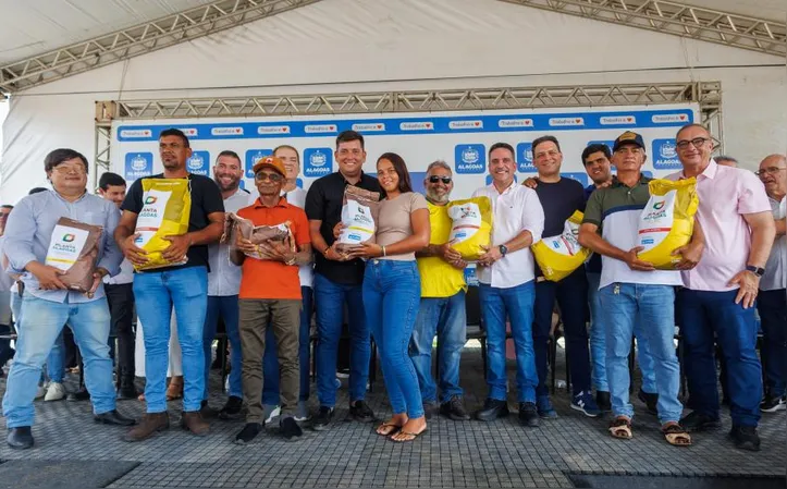 Paulo entregou sementes a produtores rurais de Piaçabuçu