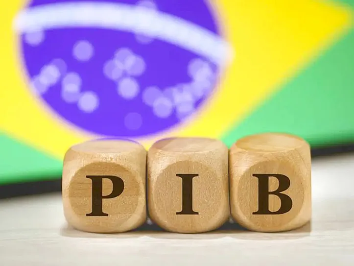 Economia brasileira desacelera, com PIB ficando em 2,3%