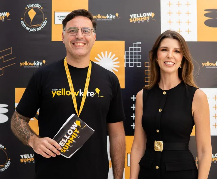 Diretores da agência Yellow Kite, MARCOS PAULO e CARINA OITICICA comemoram a conquista do selo Premier e consolidam a agência de Alagoas como a única no topo do ranking nacional de excelência do Google