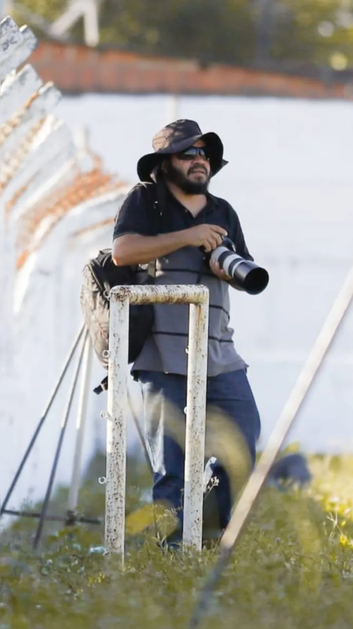 Willian Bonfim - ou “Pequeno Fotos” - em ação à beira do gramado