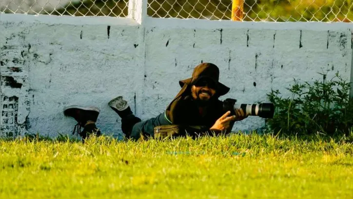 “Pequeno Fotos” é sempre visto nos estádios registrando os jogos