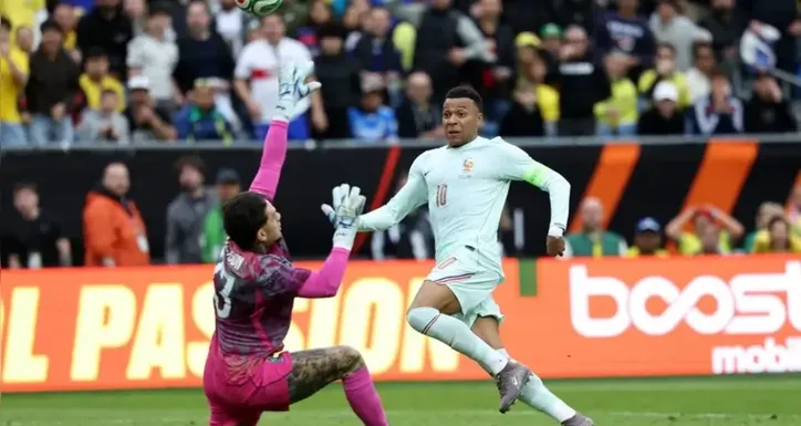Mbappé encobriu Ederson e abriu o marcador para a França