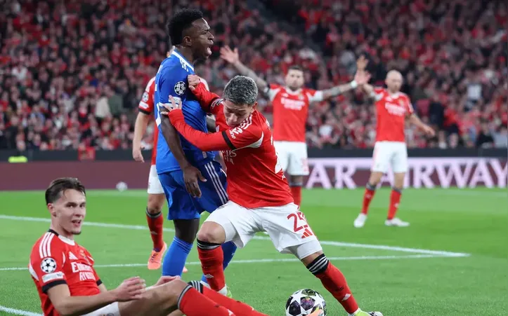 Vini Jr e Prestianni durante jogo entre Benfica e Real Madrid