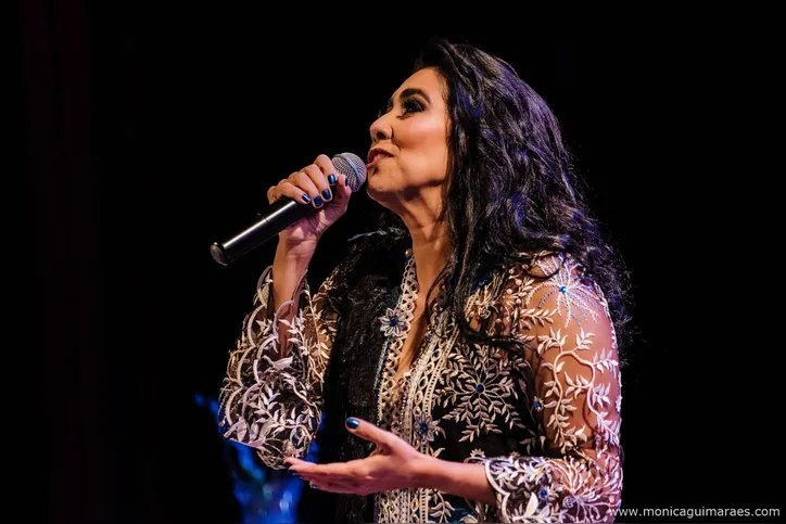 Irina Costa faz a abertura do Projeto Seis & Meia