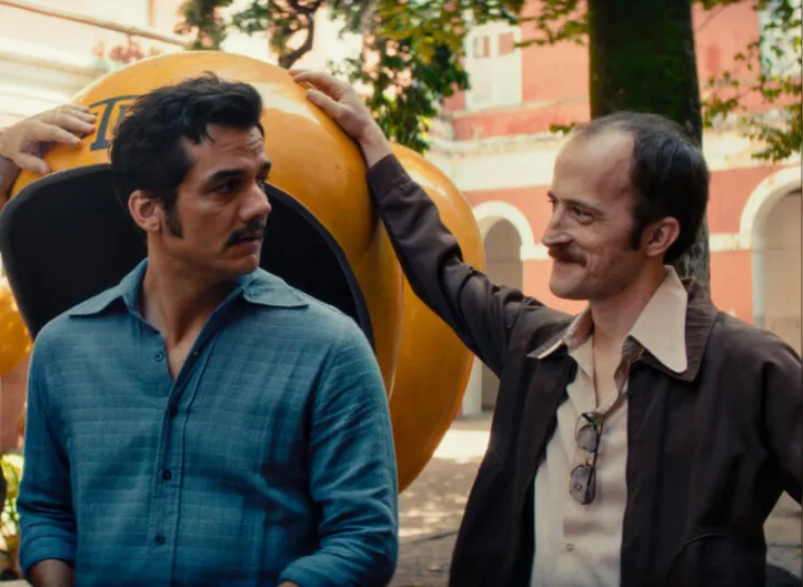 O ator alagoano Igor de Araújo ao lado de Wagner Moura em "O Agente Secreto"