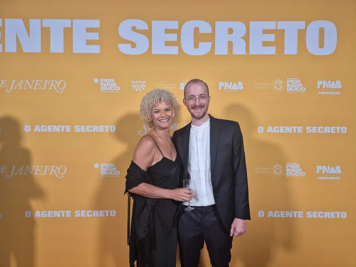 Ane Oliva e Igor de Araújo em première de "O Agente secreto"