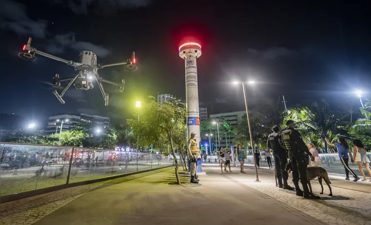 A Secretaria de Estado da Segurança Pública de Alagoas (SSP) inicia nesta sexta-feira(18), o uso de drones de alta tecnologia em operações policiais. Com investimento de cerca de R$ 800 mil, provenientes do Fundo Nacional da Segurança Pública, os equipamentos serão empregados tanto na capital quanto no interior do estado. Eles contam com câmeras termais que permitem o patrulhamento em áreas de difícil acesso e operações noturnas.

A primeira ação com os novos drones será realizada pelo Batalhão de Operações Policiais Especiais (BOPE) e pela Inteligência da SSP.