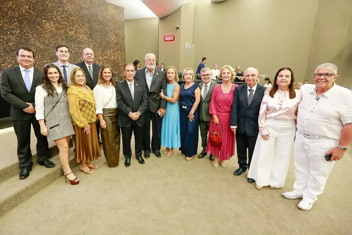 Desembargador ORLANDO ROCHA foi homenageado na última terça-feira (24) pelo Tribunal de Justiça de Alagoas e recebeu familiares na última sessão do Pleno de sua carreira