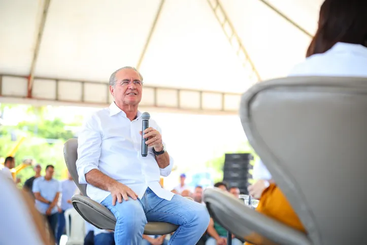 Renan Calheiros participou ontem da entrega de máquinas agrícolas a municípios alagoanos