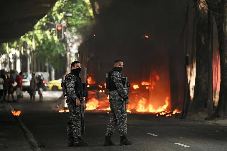 Criminosos sequestraram e incendiaram ônibus no RJ ontem