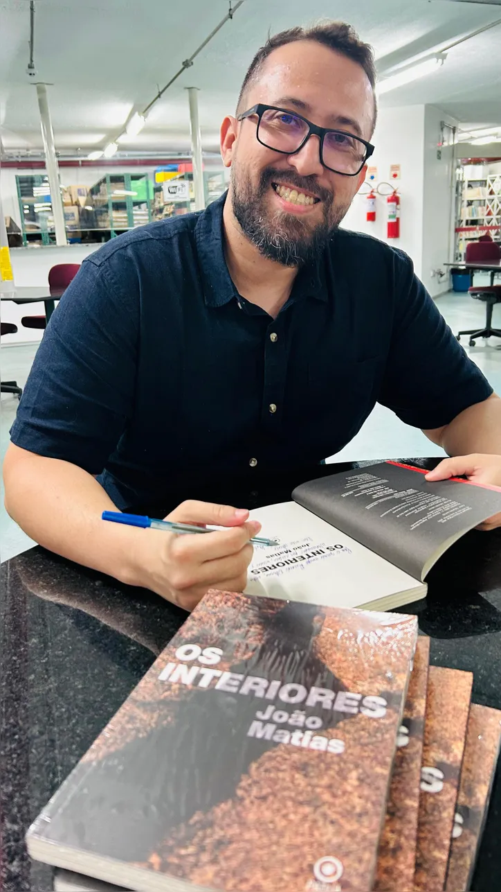 Escritor diz que romance traz a paisagem com uma eloquência própria, o que a torna personagem da trama