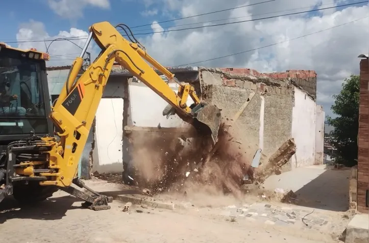 Imagem ilustrativa da imagem Sete imóveis em área de risco são demolidos pela Defesa Civil em Maceió