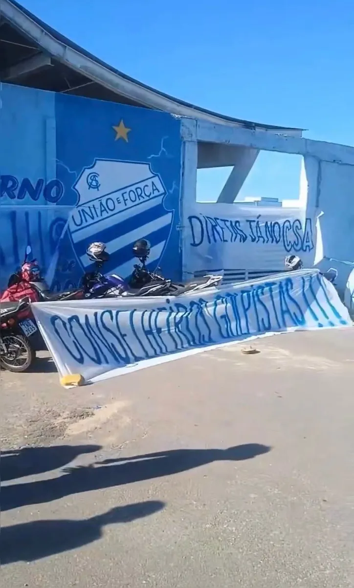 Torcedores azulinos protestaram com faixas em frente ao CT