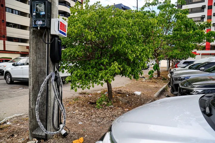 Maceió, 03 de março de 2026

Estações de recarga para veículos elétricos instaladas em postes de iluminação pública em Maceió. Alagoas - Brasil.

Foto:@Ailton Cruz