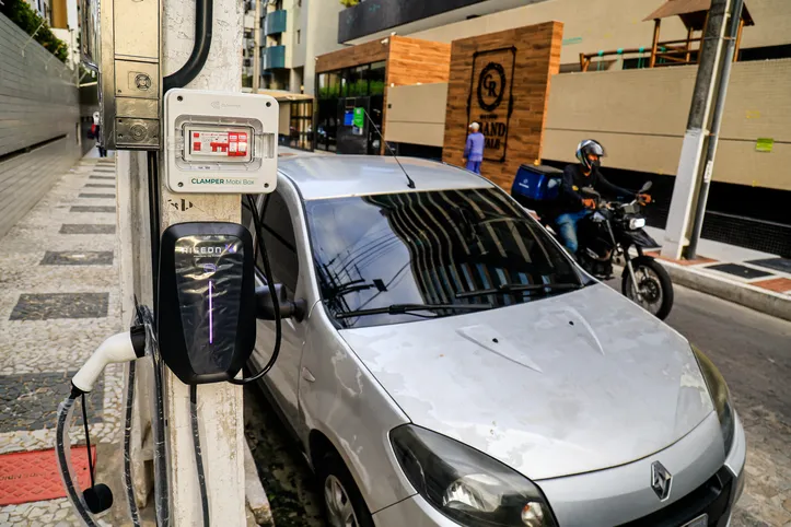 Maceió, 03 de março de 2026

Estações de recarga para veículos elétricos instaladas em postes de iluminação pública em Maceió. Alagoas - Brasil.

Foto:@Ailton Cruz