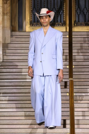 Modelo e irmão de Bad Bunny, Bernie Martinez conquista a web