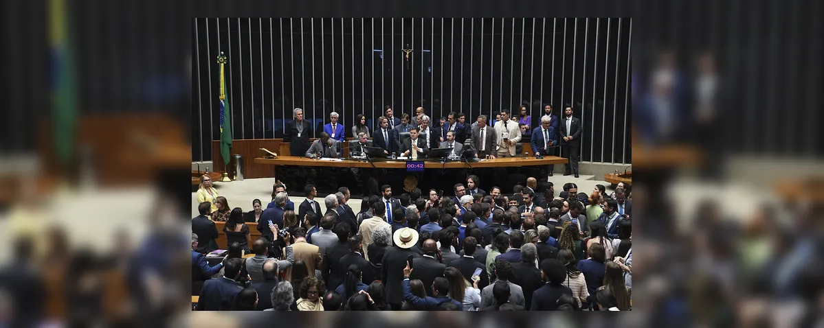 Congresso derruba veto e possibilita redução de penas pelo 8 de janeiro