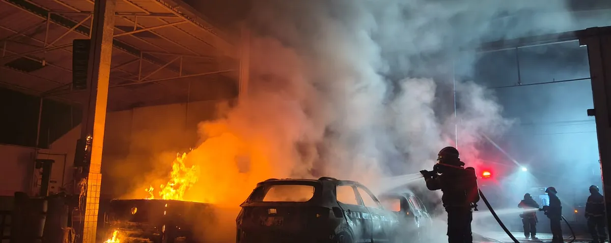 Incêndio destrói cinco carros em pátio de oficina em Arapiraca