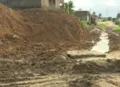 Parte de via cede após chuvas e agrava situação de voçoroca em Rio Largo; moradores ficam apreensivos
