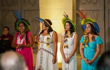 Cantar para não desaparecer: espetáculo indígena leva cantos ancestrais ao Theatro Homerinho