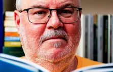 Sidney Wanderley imagina concerto de Philip Glass em Viçosa no livro que marca seus 50 anos de poesia