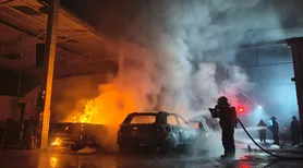 Incêndio destrói cinco carros em pátio de oficina em Arapiraca