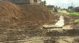 Parte de via cede após chuvas e agrava situação de voçoroca em Rio Largo; moradores ficam apreensivos