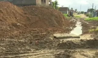 Parte de via cede após chuvas e agrava situação de voçoroca em Rio Largo; moradores ficam apreensivos
