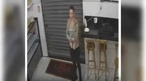 Agente amamenta bebê enquanto mãe é socorrida após tentativa de feminicídio - Imagem