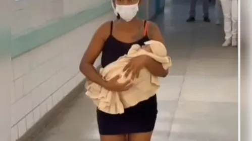 Após 19 dias de luta, bebê recebe alta e mãe emociona ao deixar Maternidade Santa Mônica de joelhos - Imagem