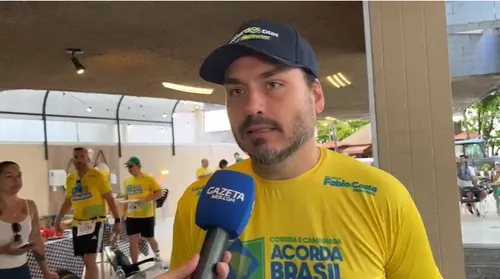 Carlos nega crise e diz que pré-candidatura de Flávio está mantida - Imagem