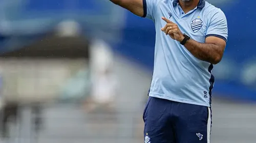 Elenco do CSA adapta treinos para jogar em gramado sintético - Imagem