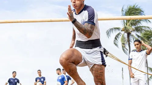 Elenco do CSA faz treinamento na Praia de Jatiúca - Imagem