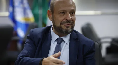 Governo Lula demite o presidente do INSS e nomeia servidora de carreira - Imagem