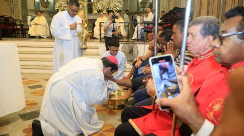 Lava-pés marca celebração da Quinta-feira Santa na Catedral de Maceió - Imagem