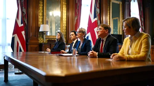 Mais de 40 países ameaçam sancionar o Irã se Ormuz não for reaberto - Imagem