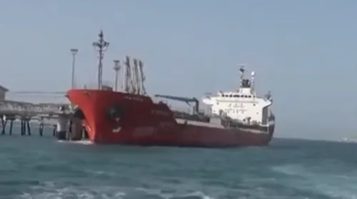 Navios recuam após bloqueio no Estreito de Ormuz, dizem EUA - Imagem