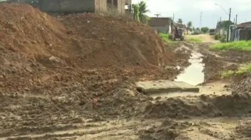 Parte de via cede após chuvas e agrava situação de voçoroca em Rio Largo; moradores ficam apreensivos - Imagem