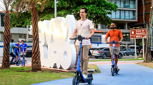 Patinetes e bicicletas elétricas mudam dinâmica e acirram disputa por espaço na orla - Imagem