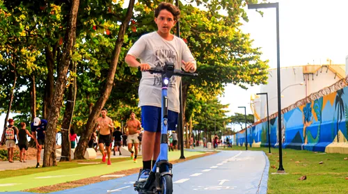 Patinetes e bicicletas elétricas mudam dinâmica e acirram disputa por espaço na orla - Imagem