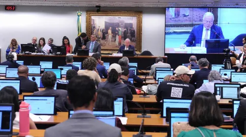 Relator dá parecer favorável a PEC da escola 6x1, mas votação é adiada - Imagem