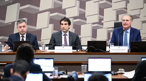 Renan Calheiros intensifica pressão sobre caso Master - Imagem