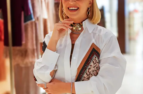 Atemporal e cheio de personalidade: as várias facetas dos lenços