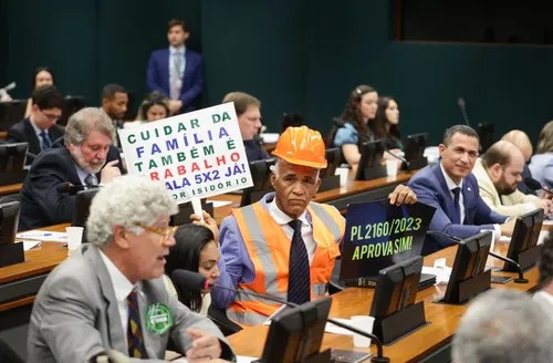 CCJ da Câmara dos Deputados aprova PEC do fim da escala 6X1