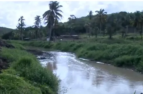 Contaminação de rio preocupa moradores de Riacho Doce; IMA diz que vai apurar denúncia