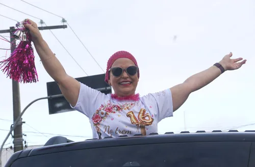 Enfermeira celebra fim do tratamento contra câncer com carreata em Maceió