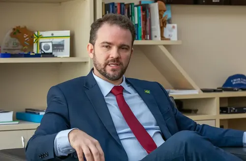 Governo avalia uso do FGTS para pagar dívidas, diz ministro