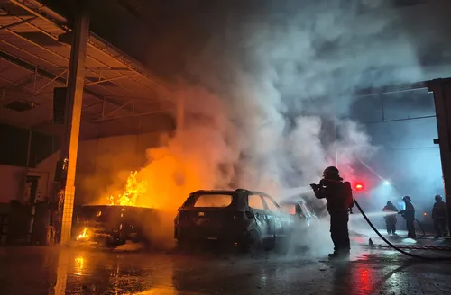 Incêndio destrói cinco carros em pátio de oficina em Arapiraca