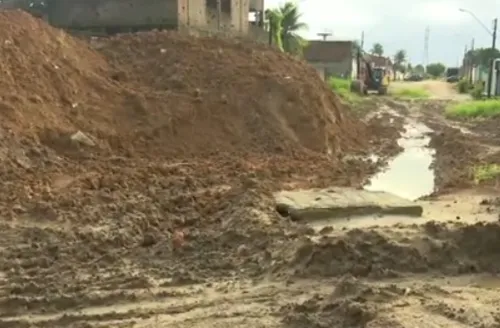 Parte de via cede após chuvas e agrava situação de voçoroca em Rio Largo; moradores ficam apreensivos