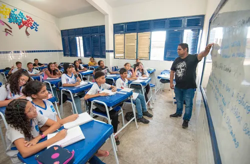 Pé-de-Meia reduz abandono escolar em 45% no ensino médio em Alagoas